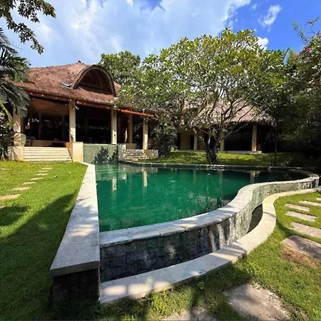 Villa Dengan Pemandangan Kolam Renang